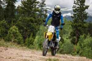 DR-Z400SRJM5_action-1024x683